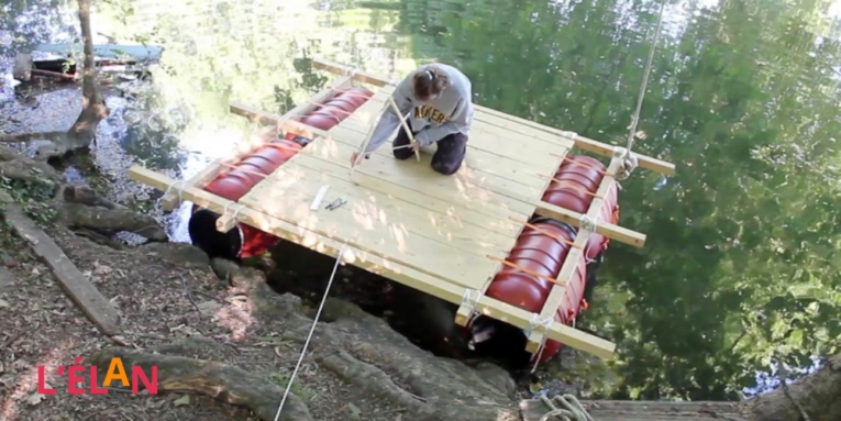 Dérive – 2022 [Extrait de la vidéo] - Bois, bidons, sangle, corde, 300 x 250 x 100 cm 