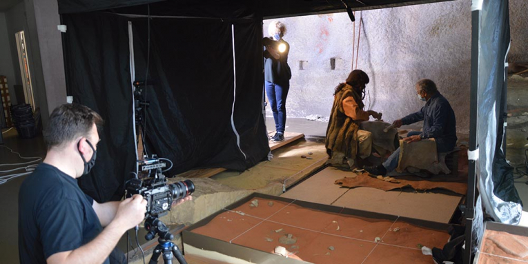 Prise de vue lors du tournage du film de Charles Fréger sur les gestes de la Préhistoire aux Eyzies - 2020