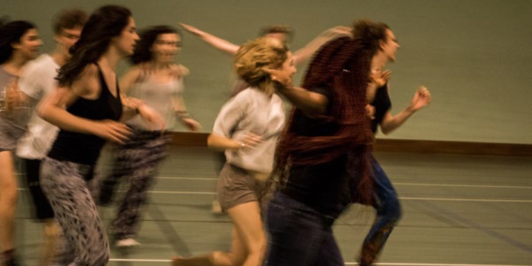 Photo de résidence pour la création de la scénographie de l’Endroit où c’est possible, au Gymnase du lycée Fénelon à Paris, Cie Platosphère - 2018.